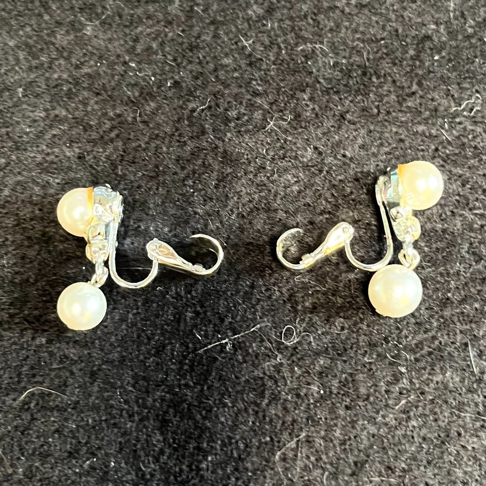 Enchanting ‘Pearl’/Crystal Silver Tone Clip Earrings - Picture 3 of 6